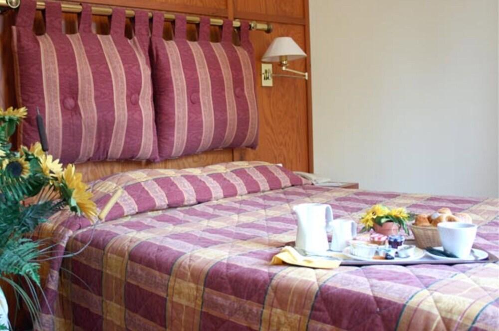 Les Colonnes Strasbourg Zenith Hotel Eckbolsheim Room photo