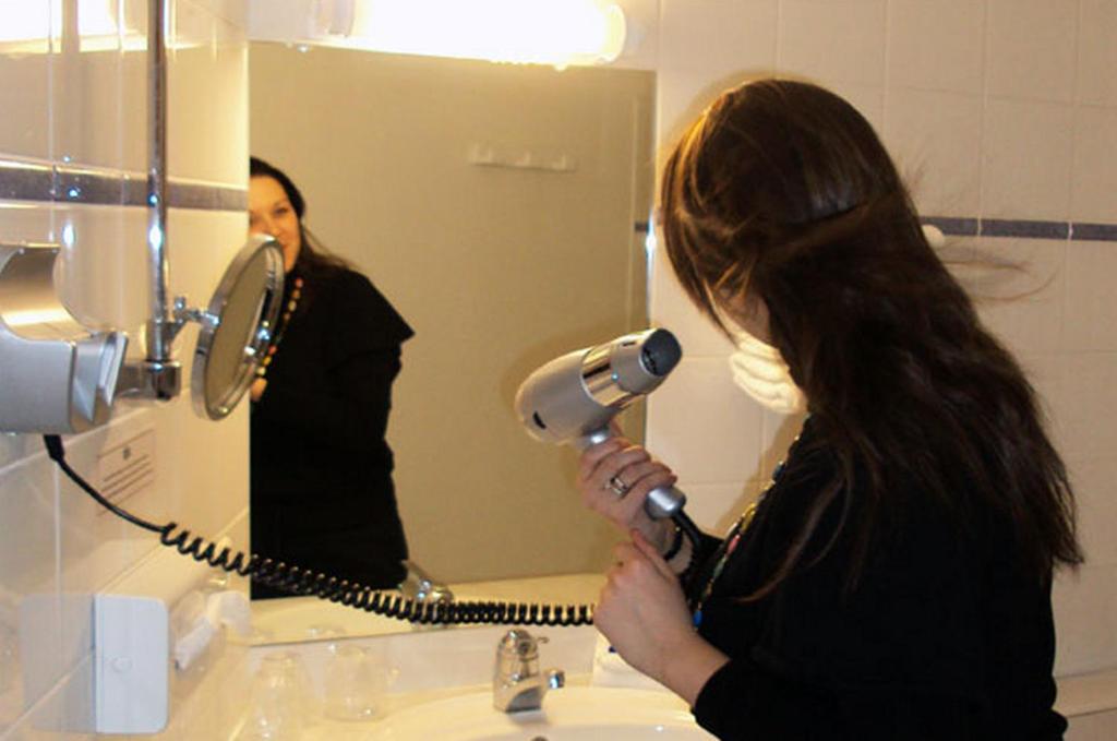 Les Colonnes Strasbourg Zenith Hotel Eckbolsheim Room photo